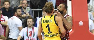 Reggie Redding vom FC Bayern München und Joshiko Saibou von Alba Berlin geraten aneinander. 