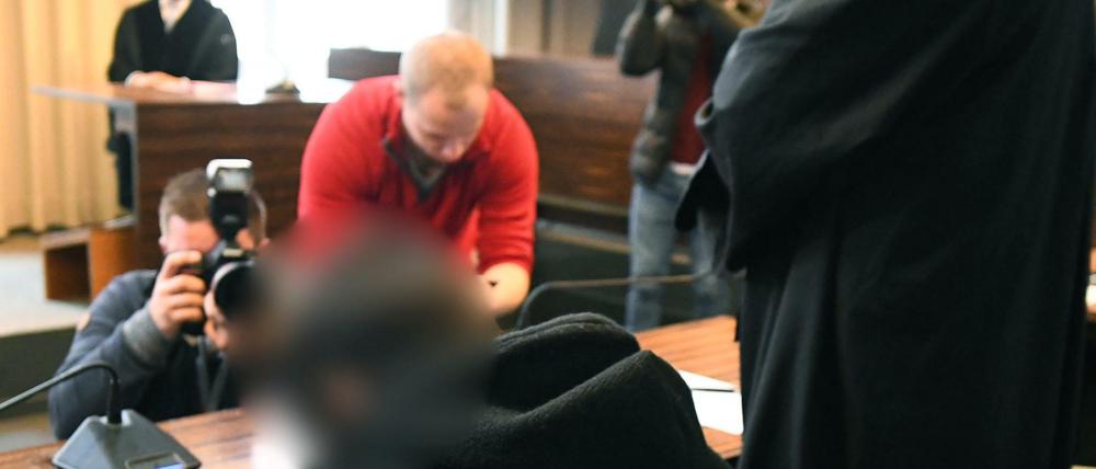 Der wegen Mordes angeklagte Hussein K. sitzt im Landgericht. Im Prozess um Vergewaltigung und Ermordung einer 19-jährigen Studentin in Freiburg ist der Flüchtling Hussein K. zur Höchststrafe verurteilt worden. Die Richter des Landgerichts Freiburg verhängten am Donnerstag eine lebenslange Freiheitsstrafe und stellten die besondere Schwere der Schuld fest. Zudem ordneten sie Sicherungsverwahrung an.