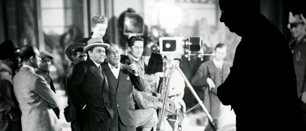 Deutsche Filmgeschichte. Ein Besucher geht 2017 in Berlin im Museum für Film und Fernsehen an einem Großfoto vorbei, das Dreharbeiten aus dem Jahr 1929 aus dem Film "Asphalt" zeigt.