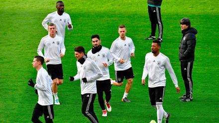 Alles im Blick: Joachim Löw rotiert vor dem Brasilien-Spiel.
