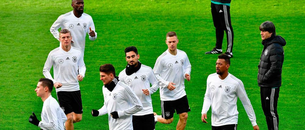 Alles im Blick: Joachim Löw rotiert vor dem Brasilien-Spiel.