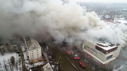 Dieses vom Katastrophenschutzministerium Russlands zur Verfügung gestellte Foto zeigt den Rauch, der über dem Einkaufszentrum zu sehen ist.