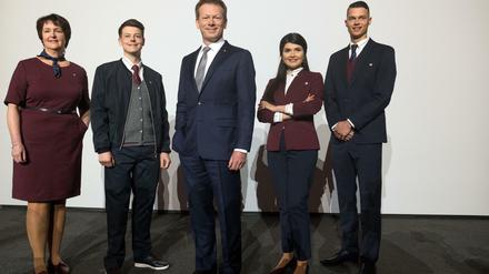 Bahn-Chef Richard Lutz stellt vor der Bilanz-Pressekonferenz der Deutschen Bahn AG zusammen mit Mitarbeitern die neue Unternehmensbekleidung der DB vor. 