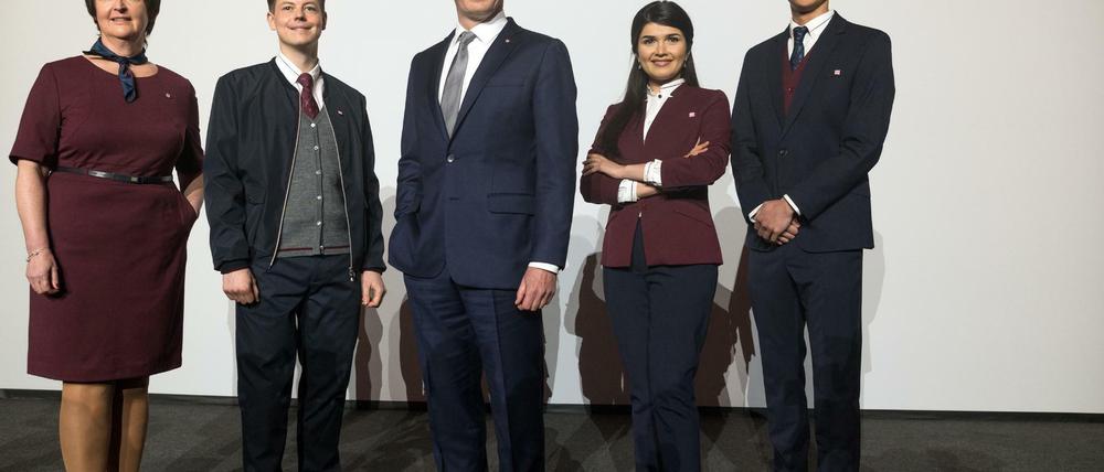Bahn-Chef Richard Lutz stellt vor der Bilanz-Pressekonferenz der Deutschen Bahn AG zusammen mit Mitarbeitern die neue Unternehmensbekleidung der DB vor.