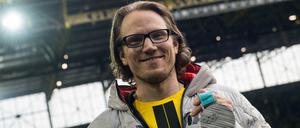 Christian Ehrhoff zeigt als Ehrengast vor dem Spiel Dortmund - Frankfurt seine Silbermedaille von den Olympischen Winterspielen. 