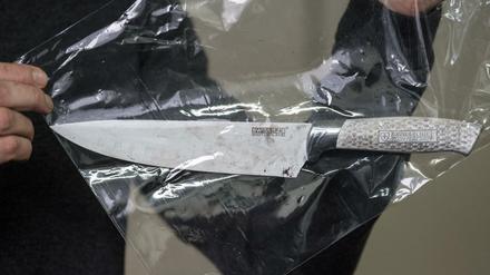 Eine Plastiktüte mit einem Messer, das als Beweisstück sichergestellt wurde. 