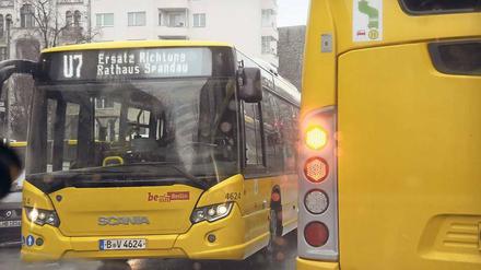 Weil die U7 nicht fährt, müssen Pendler und Fahrgäste jetzt mit Ersatzbussen vorliebnehmen.