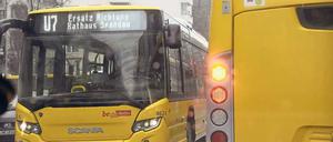 Weil die U7 nicht fährt, müssen Pendler und Fahrgäste jetzt mit Ersatzbussen vorliebnehmen.