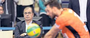 Kritischer Blick. Stelian Moculescu konnte nicht zufrieden sein mit dem Auftritt seiner Mannschaft.