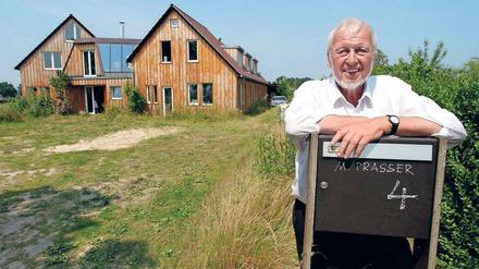 Herr seiner Hütte. Manfred Prasser vor seinem selbstentworfenen Eigenheim: ein Holzhaus im Ort Zehlendorf bei Oranienburg. Die Aufnahme stammt aus dem Jahr 2012.