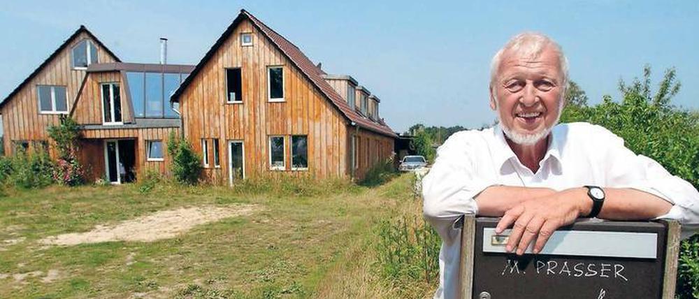 Herr seiner Hütte. Manfred Prasser vor seinem selbstentworfenen Eigenheim: ein Holzhaus im Ort Zehlendorf bei Oranienburg. Die Aufnahme stammt aus dem Jahr 2012.