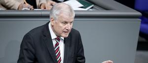 Horst Seehofer (CSU), Bundesminister für Inneres, Heimat und Bau, spricht im Deutschen Bundestag zu den Abgeordneten. 