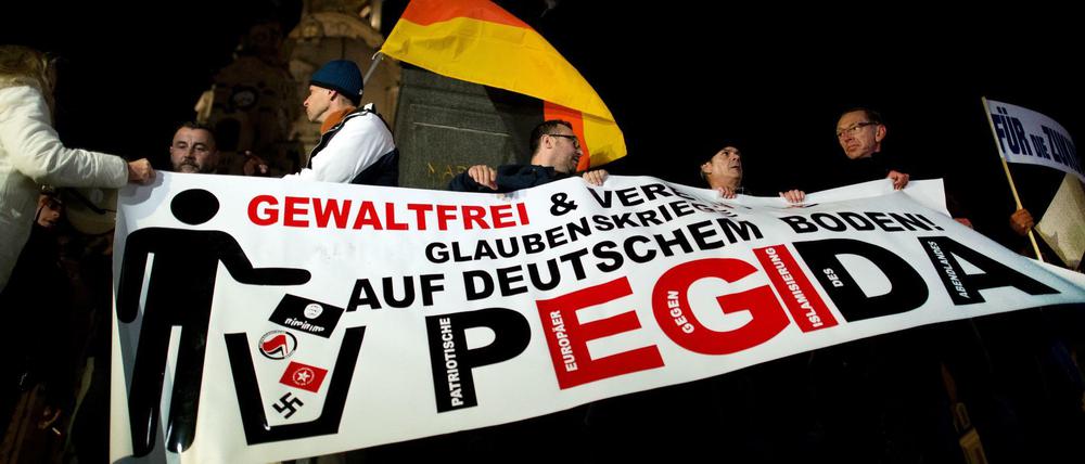 PEGIDA-Demonstration vor der Frauenkirche in Dresden - die Rechten versuchen Begriffen wie "Christentum" für sich zu kapern.
