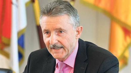 Brandenburgs Innenminister Karl-Heinz Schröter (SPD) gibt die Polizeistatistik bekannt.
