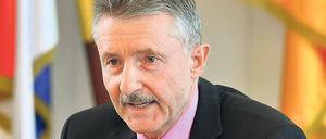 Brandenburgs Innenminister Karl-Heinz Schröter (SPD) gibt die Polizeistatistik bekannt.