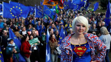 Ist Großbritannien noch super? Das Land ist dabei, sein Selbstbewusstsein und seinen Unternehmergeist zu verlieren, schreibt unser Autor, der britische Journalist Roger Boyes. Gerade deshalb braucht es den Brexit. Im Bild: Anti-Brexit-Demonstranten in Edinburgh, Schottland, am 24. März 2018.