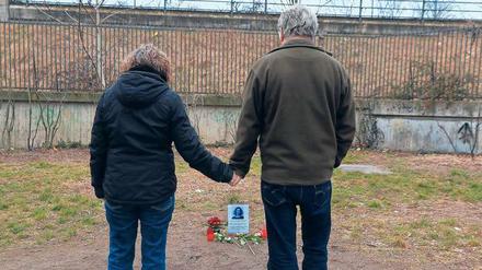 Ein Bild und Blumen erinnern an dem Weg zwischen Bahnhof Zoo und dem „Schleusenkrug“ im Tiergarten an Susanne Fontaine.