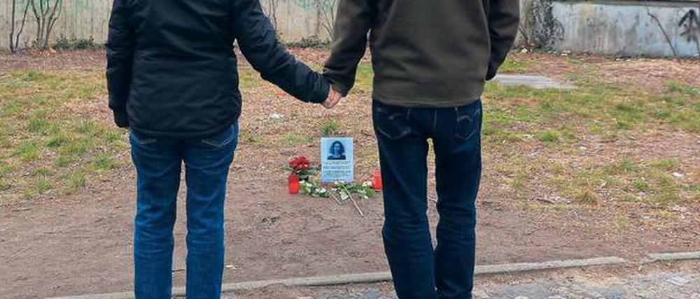Ein Bild und Blumen erinnern an dem Weg zwischen Bahnhof Zoo und dem „Schleusenkrug“ im Tiergarten an Susanne Fontaine.