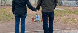 Ein Bild und Blumen erinnern an dem Weg zwischen Bahnhof Zoo und dem „Schleusenkrug“ im Tiergarten an Susanne Fontaine.