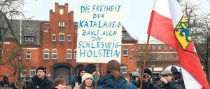 Demonstranten vor der Justizvollzugsanstalt Neumünster setzen sich für Carles Puigdemonts Freilassung ein.
