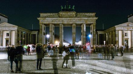 Strahler aus! Eine Stunde lang wurde es am Samstagabend dunkel rund ums Brandenburger Tor. 