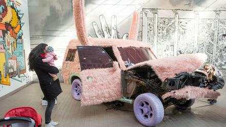 Blick auf ein Werk im Kunstprojekt "Wandelism" in einer ehemaligen Autowerkstatt.