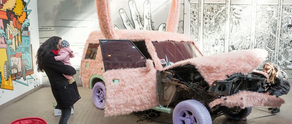 Blick auf ein Werk im Kunstprojekt "Wandelism" in einer ehemaligen Autowerkstatt.