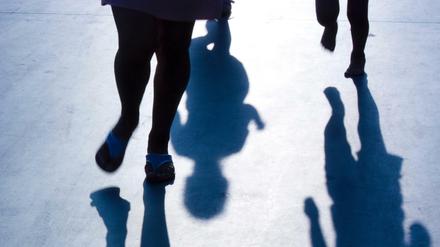 Schatten. des Glücks. Die Beckers nahmen einen Kredit auf, um sich das Kind leisten zu können.
