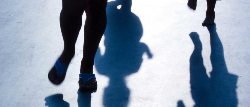 Schatten. des Glücks. Die Beckers nahmen einen Kredit auf, um sich das Kind leisten zu können.