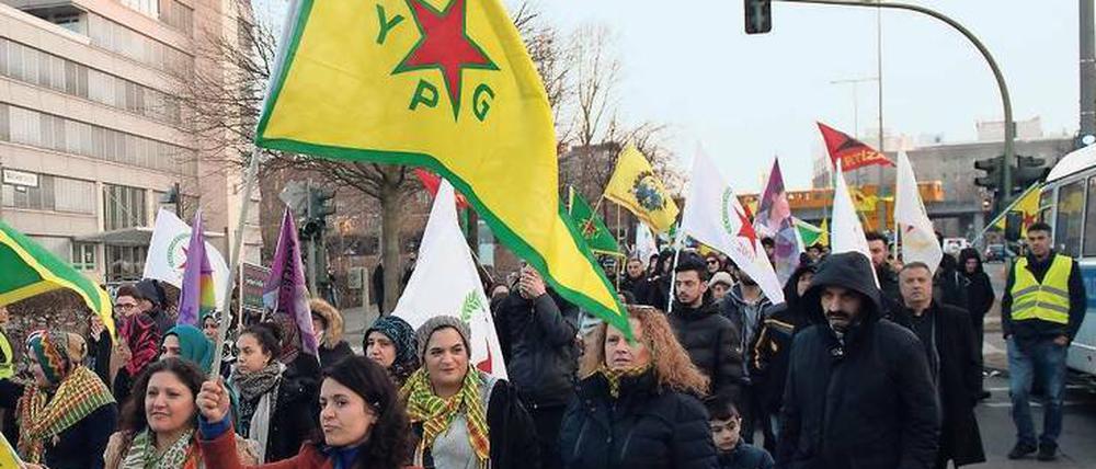 Toleriert. Die YPG-Fahne bei einer Kurdendemo am 24. März.