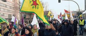Toleriert. Die YPG-Fahne bei einer Kurdendemo am 24. März. 