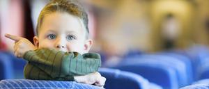 Willst du mit mir spielen? Ein Junge im Zug.