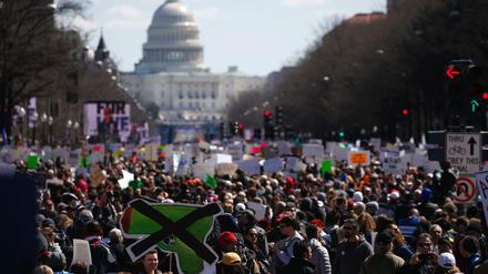 Hunderttausende demonstrierten am Samstag in Washington und anderen US-Städten gegen Waffengewalt an den Schulen und für strengere Waffenkontrollen.