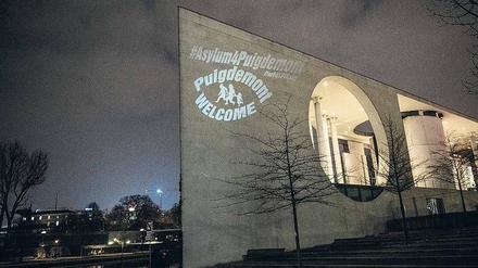 Zeichen. Diese Botschaft pro Puigdemont prangte am Kanzleramt. 