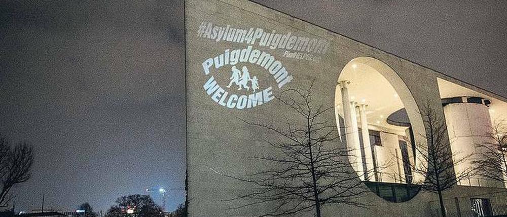 Zeichen. Diese Botschaft pro Puigdemont prangte am Kanzleramt.