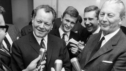 Ex-Widerstandskämpfer Willy Brandt und das ehemalige NSDAP-Mitglied Kurt Georg Kiesinger 1966 vor ihrer gemeinsamen Koalition. 