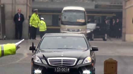 Sicherheitskräfte bewachen die Fahrt einer Fahrzeugkolonne derer Passagiere in einem Sonderzug aus Nordkorea eintrafen. 