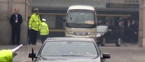Sicherheitskräfte bewachen die Fahrt einer Fahrzeugkolonne derer Passagiere in einem Sonderzug aus Nordkorea eintrafen.