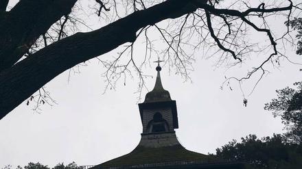 Glockenweihe mit dreifachem „Sieg-Heil“. Auch in der Wichernkapelle in Berlin-Spandau läutete noch Jahrzehnte nach dem Krieg eine „Hitler-Glocke“. Erst jetzt ist sie durch eine neue ersetzt worden. An katholischen Kirchen sind Glocken mit nationalsozialistischer Propaganda noch nicht entdeckt worden – kein Zufall. 