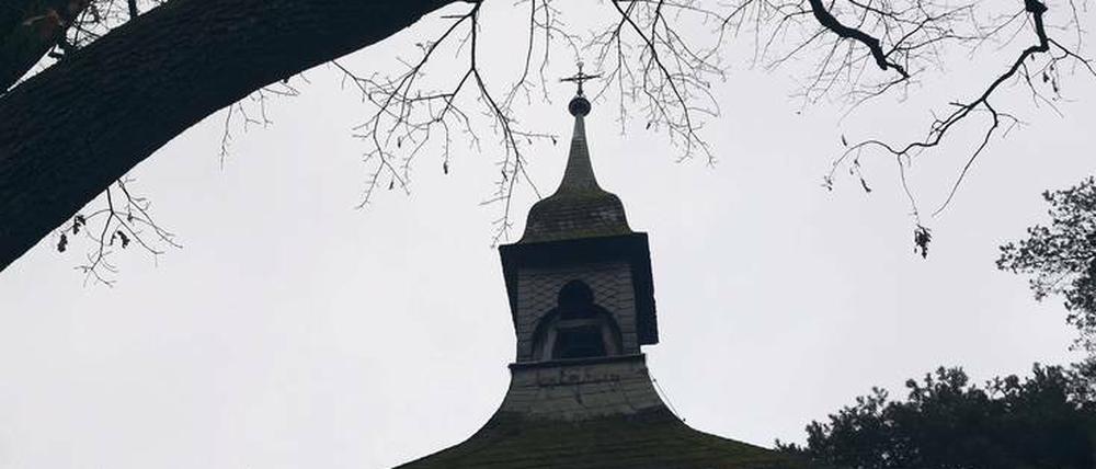 Glockenweihe mit dreifachem „Sieg-Heil“. Auch in der Wichernkapelle in Berlin-Spandau läutete noch Jahrzehnte nach dem Krieg eine „Hitler-Glocke“. Erst jetzt ist sie durch eine neue ersetzt worden. An katholischen Kirchen sind Glocken mit nationalsozialistischer Propaganda noch nicht entdeckt worden – kein Zufall. 