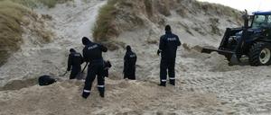 An der Südspitze der Insel Amrum suchten Polizisten nach der Leiche des ermordeten Flüchtlings.