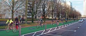 An der Karl-Marx-Allee soll es zwischen der Otto-Braun-Straße und dem Strausberger Platz neue Radfahrstreifen geben.