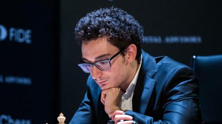 Hoch konzentriert: Fabiano Caruana, ein US-amerikanischer und italienischer Großmeister, denkt über seinen nächsten Zug nach. Er gewann am Montagabend gegen Lewon Aronian. 