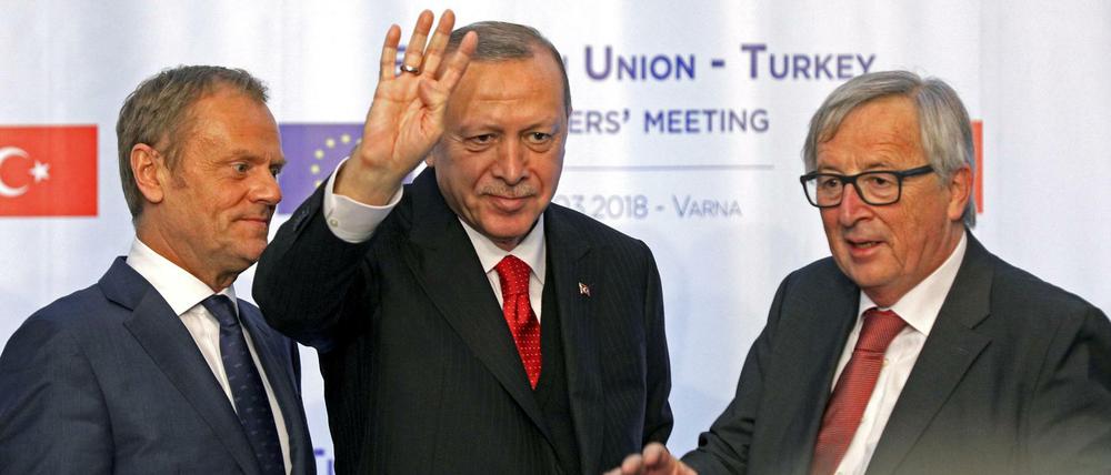 EU-Ratspräsident Donald Tusk, der türkische Staatspräsident Recep Tayyip Erdogan und EU-Kommissionspräsident Jean-Claude Juncker (von links) bei der Pressekonferenz nach ihrem Treffen im bulgarischen Warna.