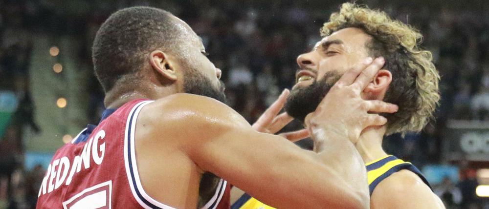 Wollte nicht knuddeln, sondern kneifen: Bayerns Reggie Redding.