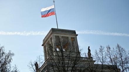Die russische Flagge weht auf dem Gebäude der russischen Botschaft in Berlin.