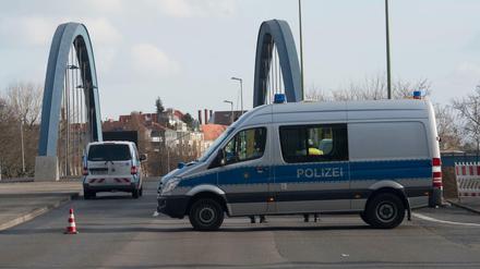 Polizeiwagen stehen an der gesperrten Mörschbrücke in Charlottenburg.