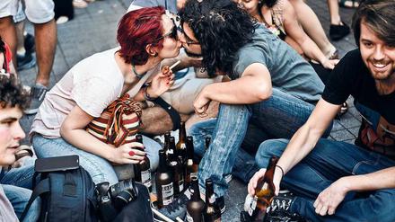 Die andere Türkei. Junge, säkulare Istanbuler trinken Bier auf dem Taksim-Platz im Zentrum der Stadt. Das Bild stammt aus dem Jahr 2014.