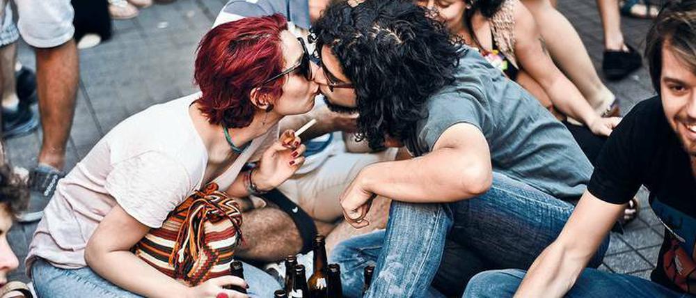 Die andere Türkei. Junge, säkulare Istanbuler trinken Bier auf dem Taksim-Platz im Zentrum der Stadt. Das Bild stammt aus dem Jahr 2014.
