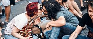 Die andere Türkei. Junge, säkulare Istanbuler trinken Bier auf dem Taksim-Platz im Zentrum der Stadt. Das Bild stammt aus dem Jahr 2014. 